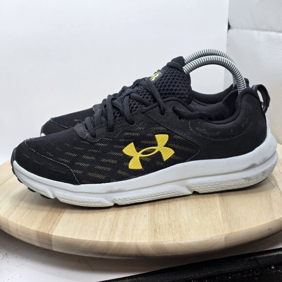 Men's size 8 Under Armour, Charged Assert 10 Running Shoe 3026175-008 Black/Gold - Picture 1 of 9